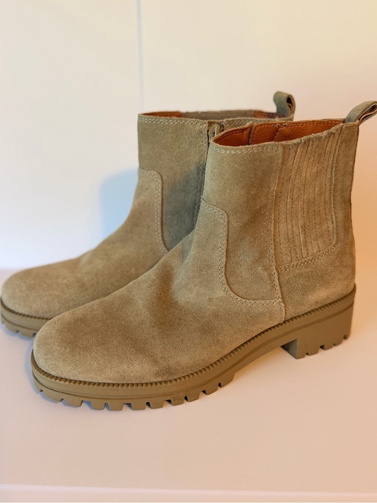 Shoes - 2/$40 Lucky Brand hazyl Chelsea ankle Boot in Camel Tan 6.5/37